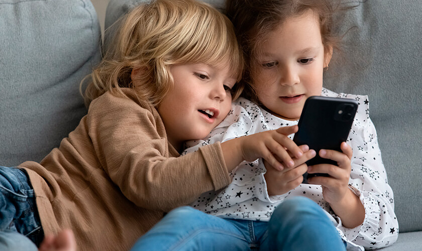 Niños mirando el teléfono móvil y los problemas que pueden tener en la vista